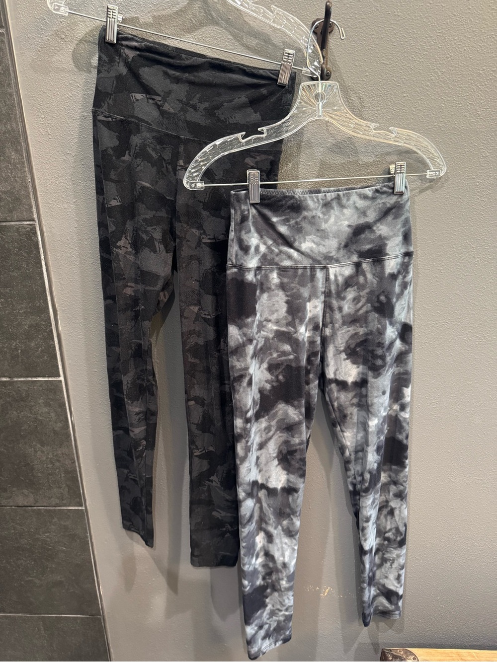 High-Rise Tie-Dye and Camo Active Leggings - Black/Gray